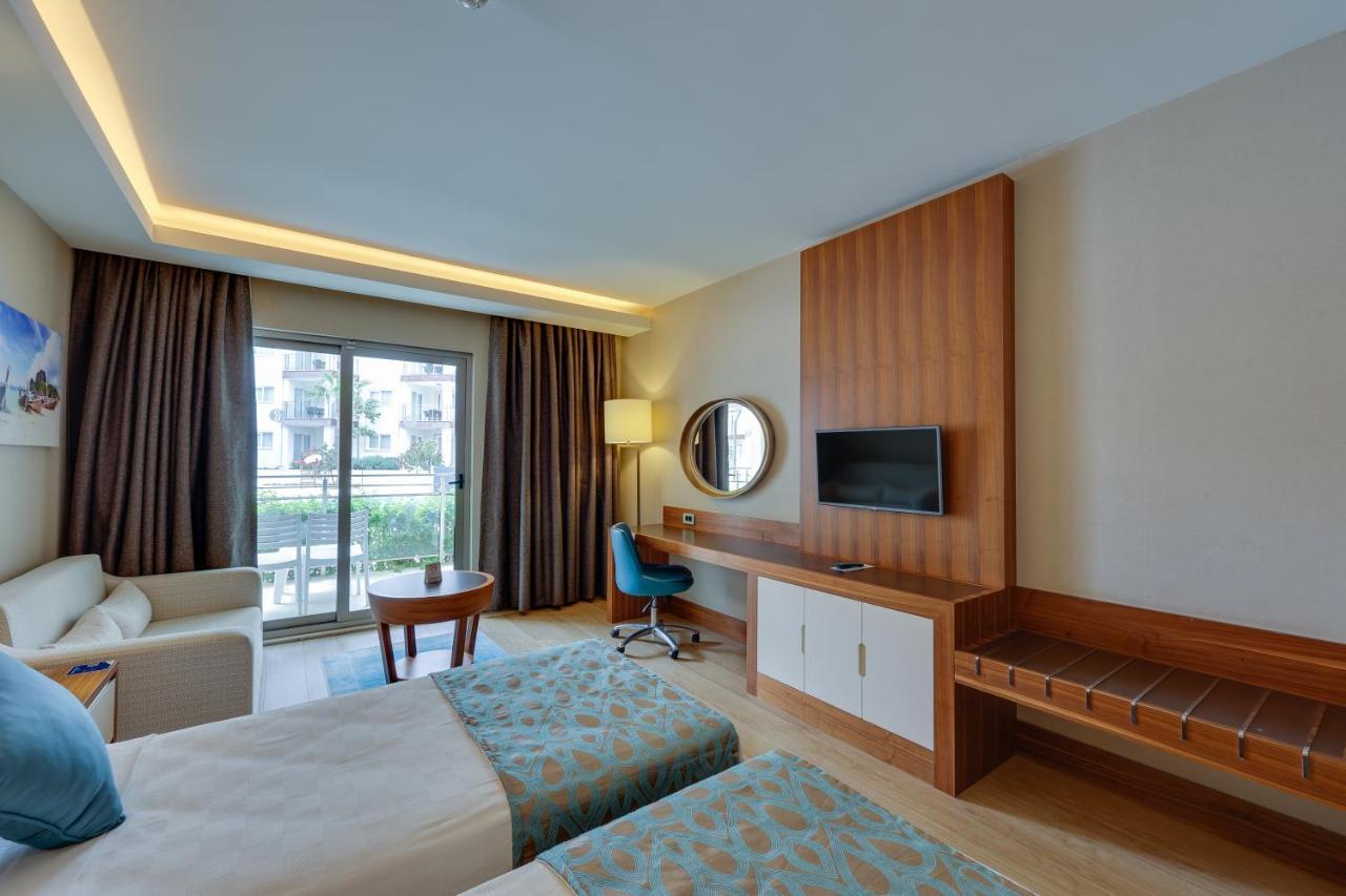 Ramada Hotel & Suites By Wyndham Kuşadası Buitenkant foto